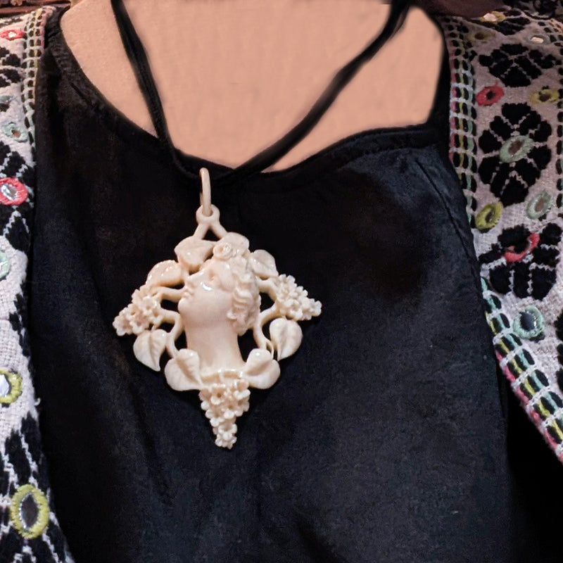 アイボリーカメオペンダント